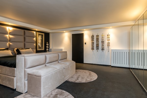 Foto - Te koop: Op een schitterende en rustige locatie in de geliefde villawijk "Moltbos" staat deze stijlvolle, vrijstaande villa met een uitzonderlijk royaal woonoppervlak.